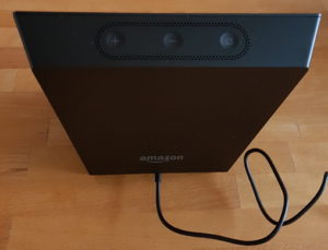 Das Amazon Echo von hinten - außer dem Netzstecker-Eingang und den drei Tasten für Lautstärke und Deaktivieren ist nichts vorhanden