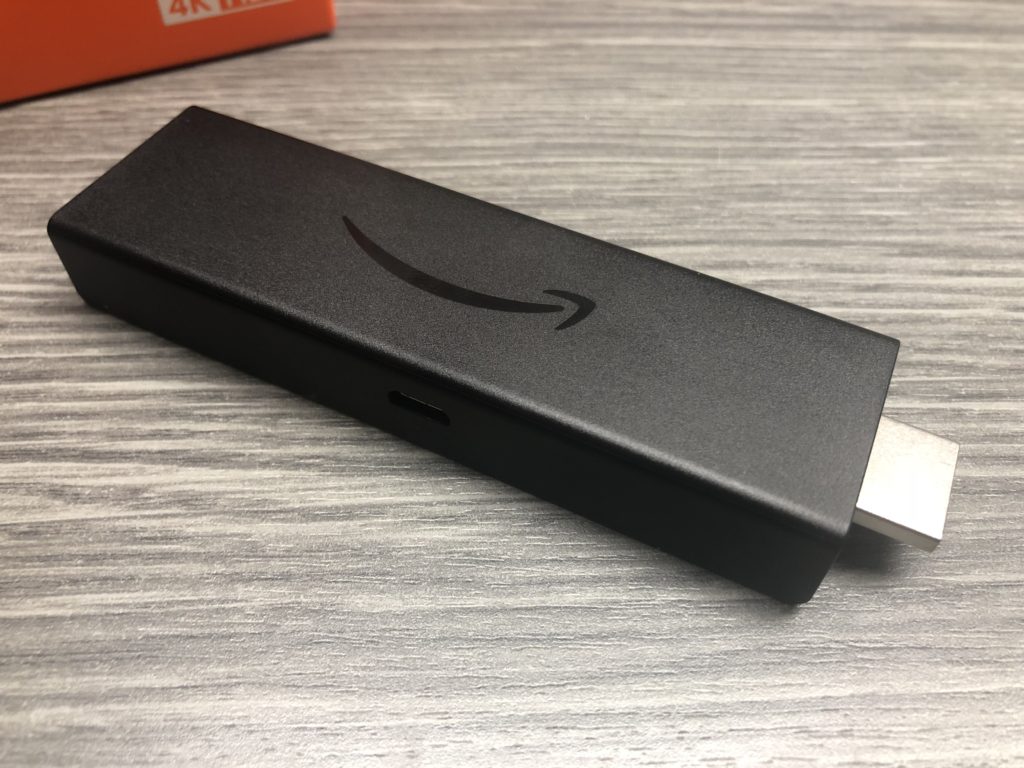 Test: Der neue 4K Fire TV Stick 3 - Was kann er & für wen lohnt er sich? Der Fire TV Stick 4k in der Detailansicht - hier schön zu sehen der Micro-USB-Port sowie das neue Logo.