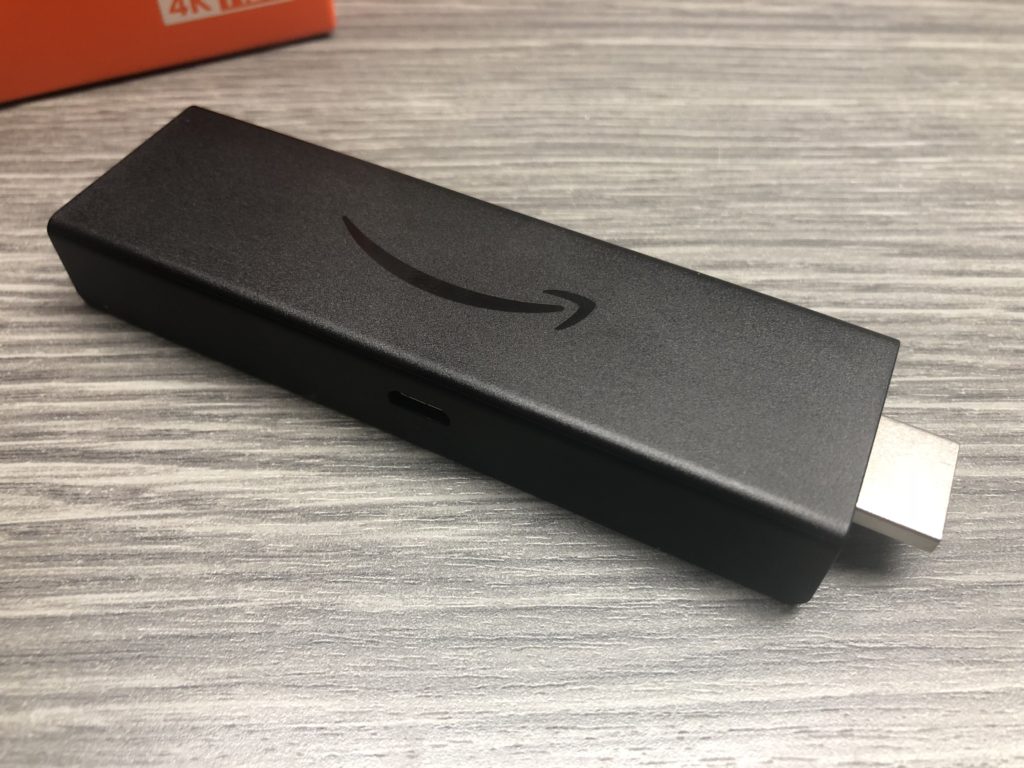 Der Fire TV Stick 4k in der Detailansicht - hier schön zu sehen der Micro-USB-Port sowie das neue Logo.