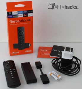 Der Packungsinhalt des 4k Fire TV Stick 3 - Fernbedienung, Fire Stick, HDMI-Verlängerung, Netzteil, Micro-USB-Kabel, 2 Batterien und 3 Anleitungen.