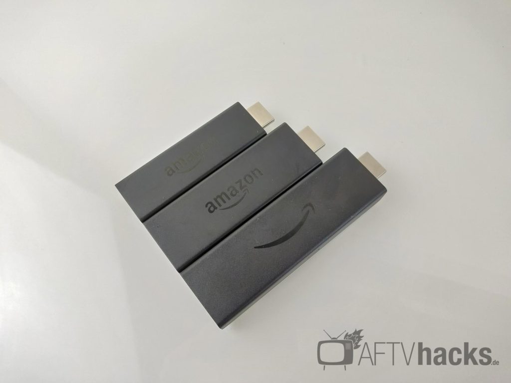 Hier zum Vergleich alle 3 Fire TV Sticks nebeneinander. Solltet Ihr anstatt des amazon-Schriftzugs das amazon Lächeln sehen, ist es der neue 4k Stick. Wenn es nur etwas größer als ein USB-Stick ist, dann ist es der Fire TV Stick 1. Einen Jailbreak kann man aktuell nur für den mittleren Fire TV Stick 2 erzielen.