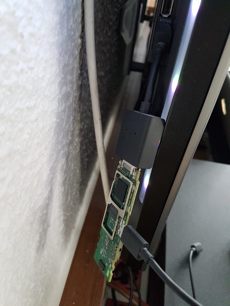Wenn der erste Rooting-Abschnitt erledigt ist, könnt Ihr den Fire TV Stick 2 ruhig wieder an den Fernseher anschließen - achtet aber darauf, dass Ihr ihn nicht vom USB-Kabel trennt