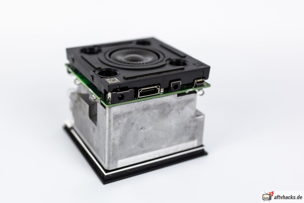 Hardware auseinandergebaut - geöffneter Fire TV Cube 2 zeigt seinen Lautsprecher
