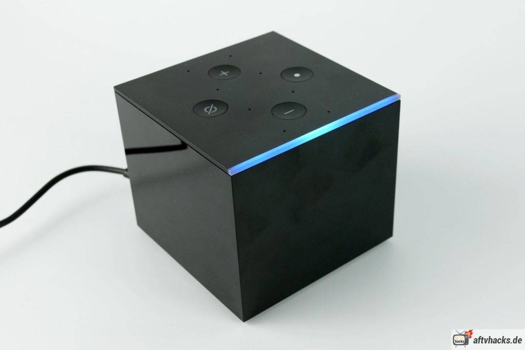Die blaue LED leuchtet nachdem man Alexa gesagt hat und der Cube wartet auf den Sprachbefehl